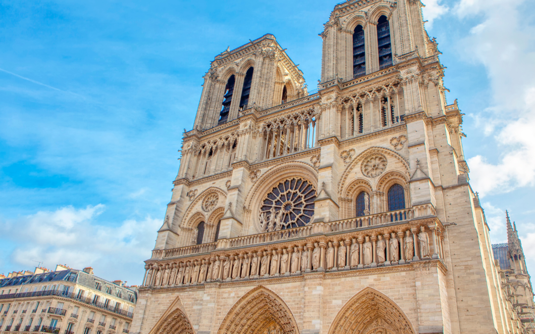 Notre-Dame de Paris : Guerre des Vitraux ou Révolution Artistique ?