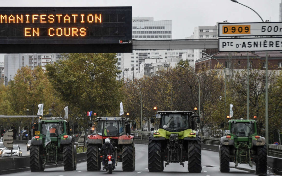 Blocage de Paris : La Révolte des Tracteurs!