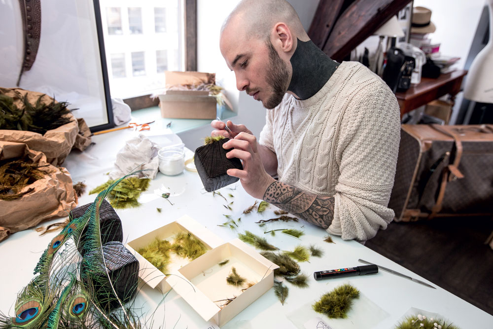 Plumassiers et fleuristes de mode : Les gardiens du temple de l&rsquo;artisanat à Paris