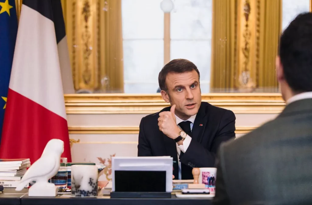 L’Arc Républicain selon Macron : Entre Exclusion et Inclusion
