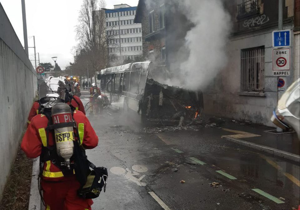 Flamme et Fumée à Arcueil : Quand un Bus de la RATP Devient Torche