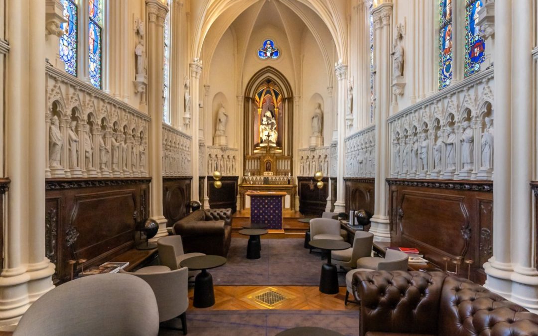 Le Monastic à Paris : Immersion divine dans un bar caché en chapelle