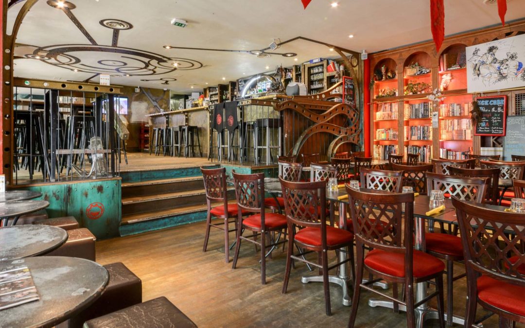 Dernier Bar Avant la Fin du Monde : Un oasis geek au cœur de Paris