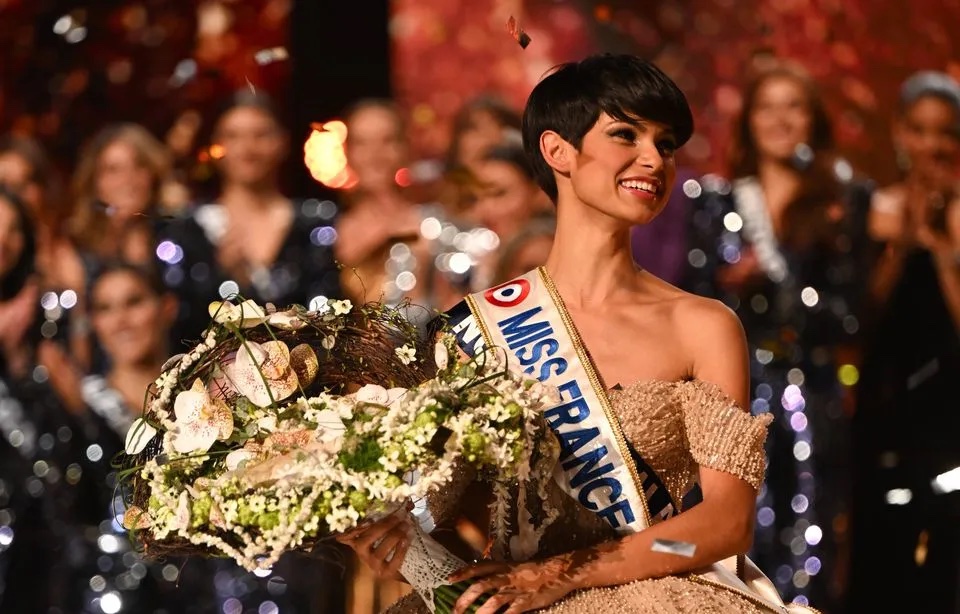 L&rsquo;intronisation d&rsquo;Eve Gilles aux anciennes Miss France