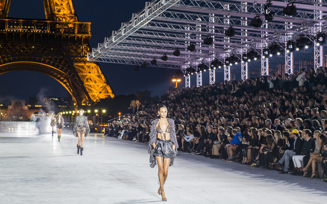 La Fashion Week de Paris: Là où les Rêves se Coudent à la Réalité