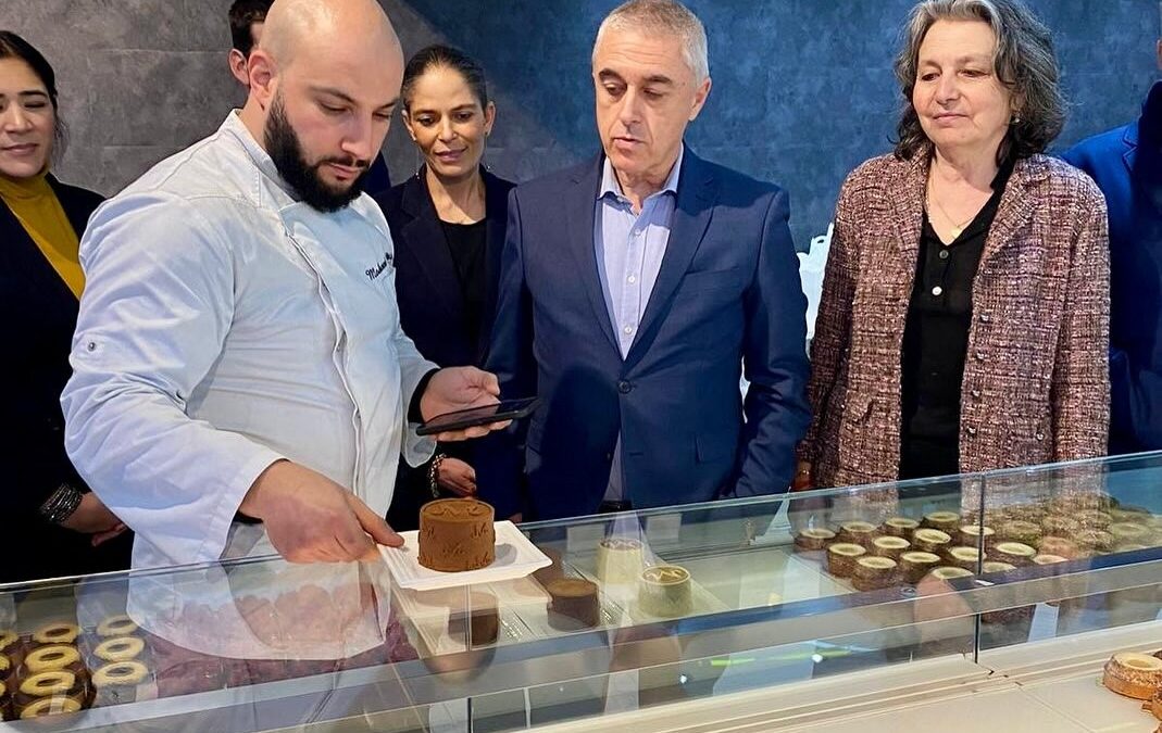 « Food&rsquo;Art par Mohamed » : Quand la pâtisserie rencontre le street art à Asnières-sur-Seine