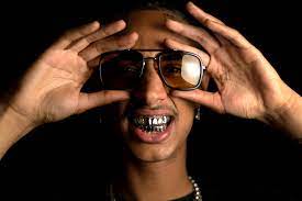 Plongée dans l&rsquo;univers mystique de Slimka : quand le rap devient cirque