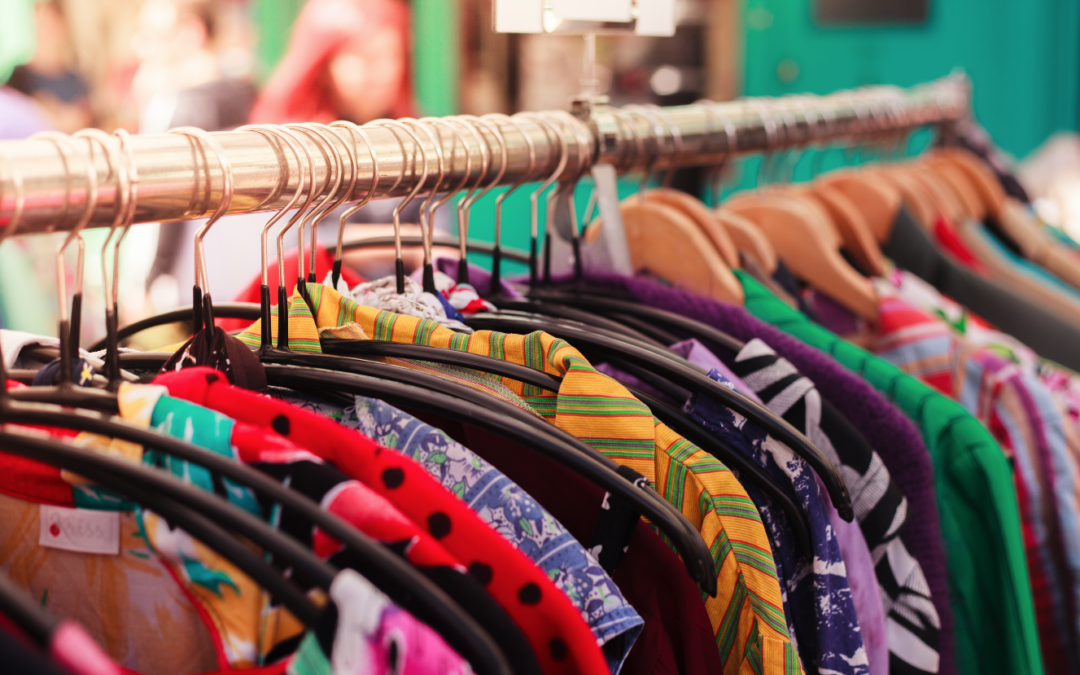 Friperies en Vogue : Comment la Mode de Seconde Main Révolutionne le Shopping