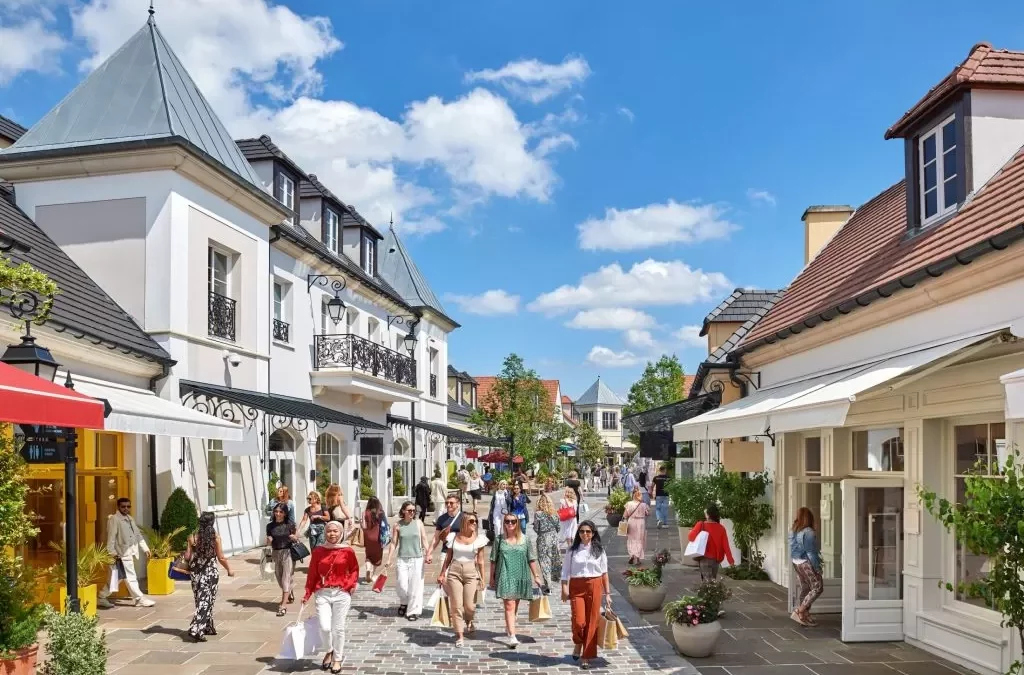 La Vallée Village : le Nirvana du Shopping ou Juste un Autre Temple de la Consommation ?