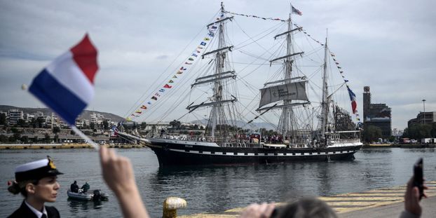 Paris 2024: Flamme Olympique Traverse le Canal de Corinthe