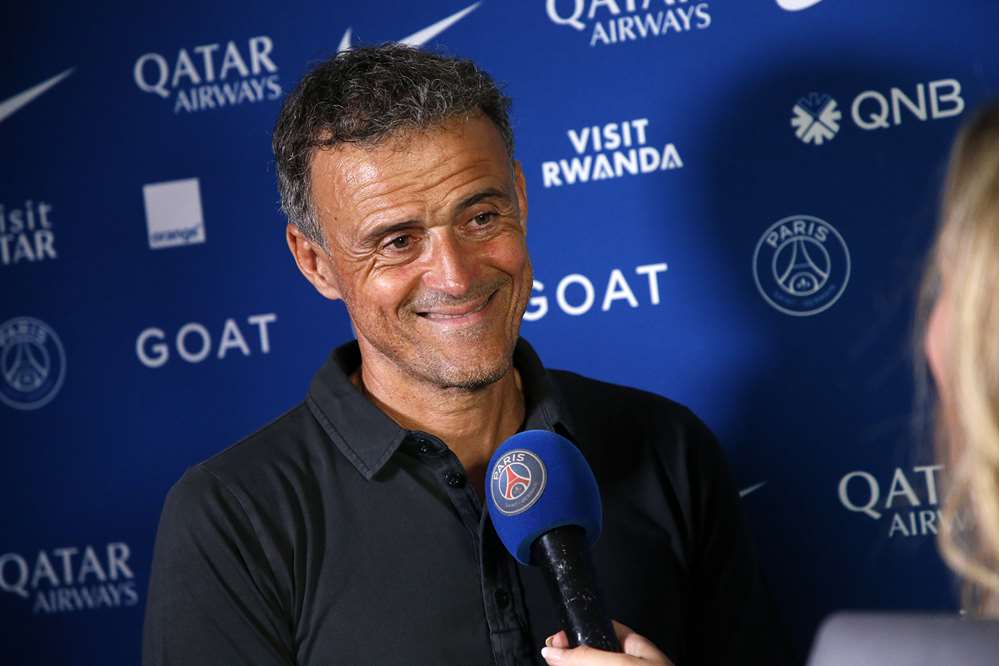Luis Enrique Critiqué pour Ses Choix Tactiques au PSG contre Barcelone