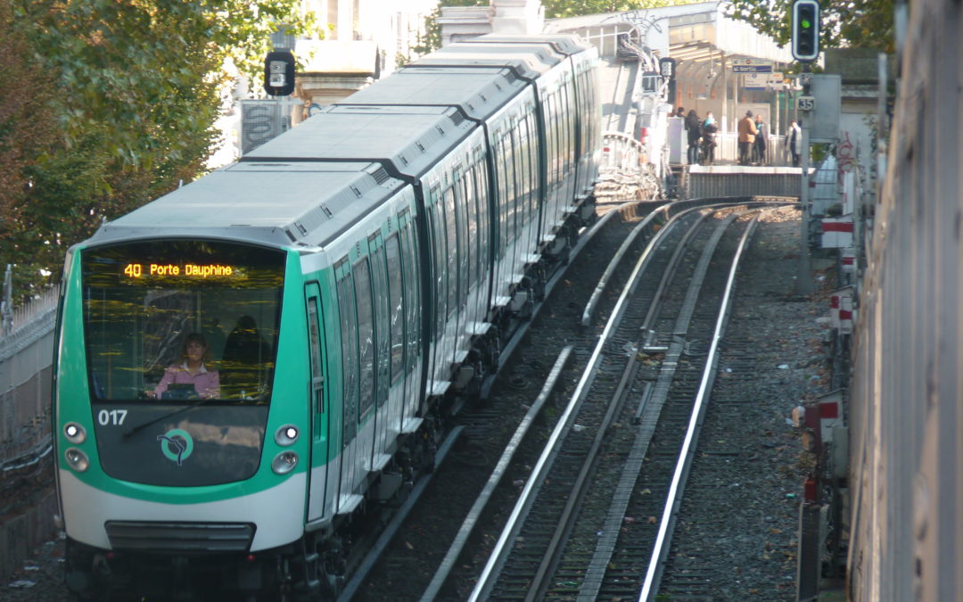 Survivre à la Ligne 2 du Métro Parisien: Chaos Quotidien Dévoilé