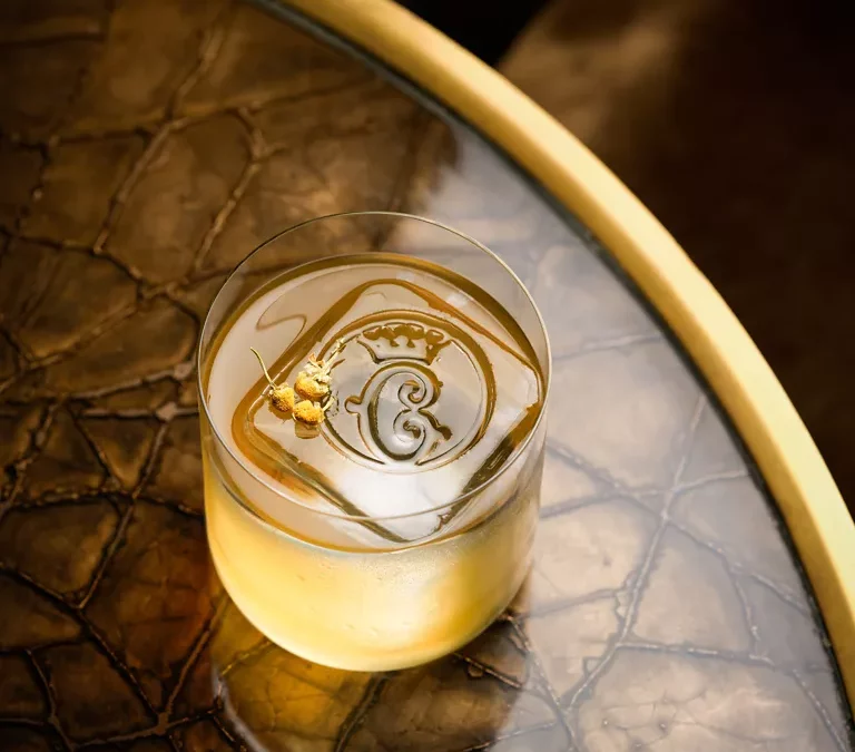 L&rsquo;art de la mixologie par Kevin Rigault : Un tour de maître au bar les ambassadeurs