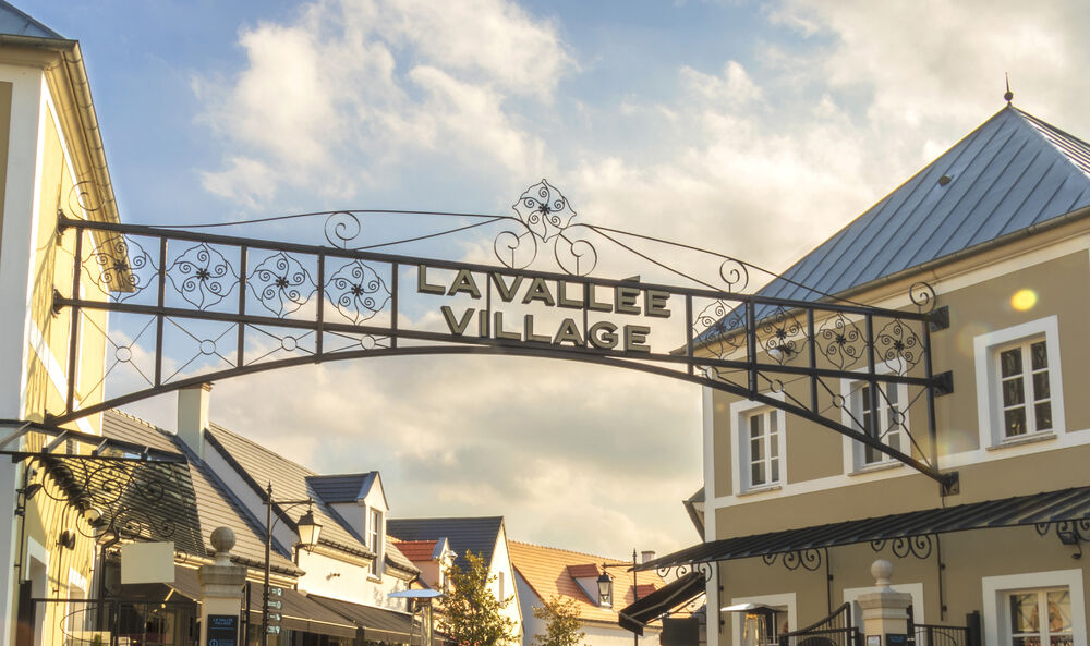 Bienvenue au Nirvana du shopping : la vallée village et ses promesses printanières