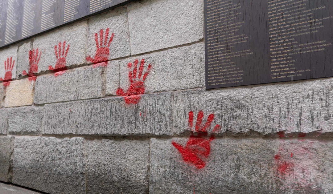 La politique de la peinture : vandalisme au mémorial de la Shoah et l&rsquo;ombre d&rsquo;une main étrangère