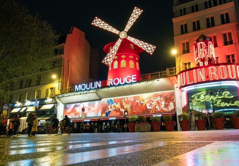 Dîners-spectacles à Paris : Un festin pour les yeux et les papilles!