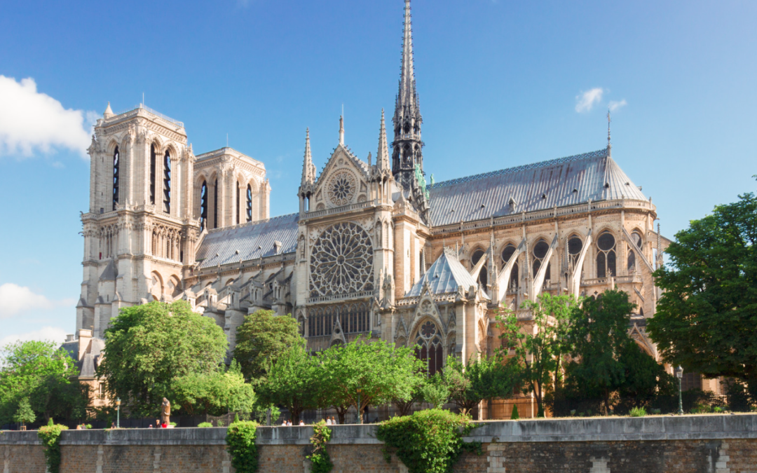 Notre-Dame de Paris opte pour la modernité pour sa réouverture : mobilier, tenues, vitraux et art contemporain