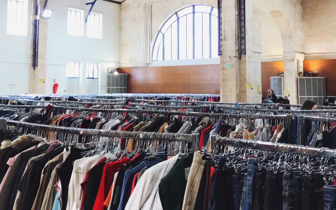 La vente au kilo d’Emmaüs alternatives : La fripe solidaire en mode XXL