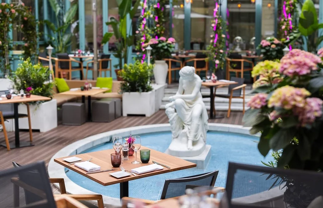 La Terrasse des Roses au Westin Paris Vendôme : Oasis Florale et Gastronomique