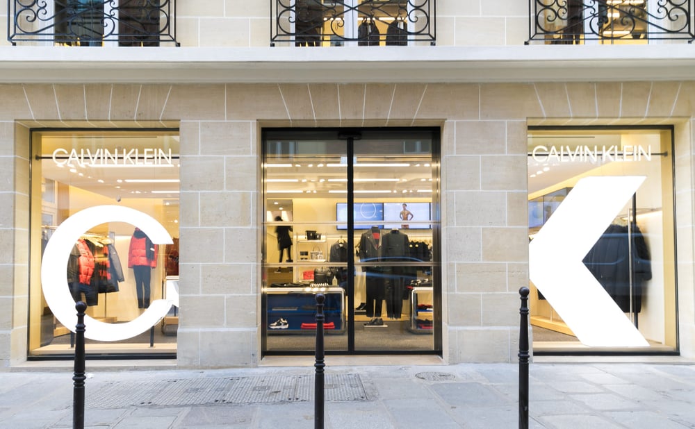 Calvin Klein prend d&rsquo;assaut les Champs-Elysées : une renaissance ou juste du vent ?