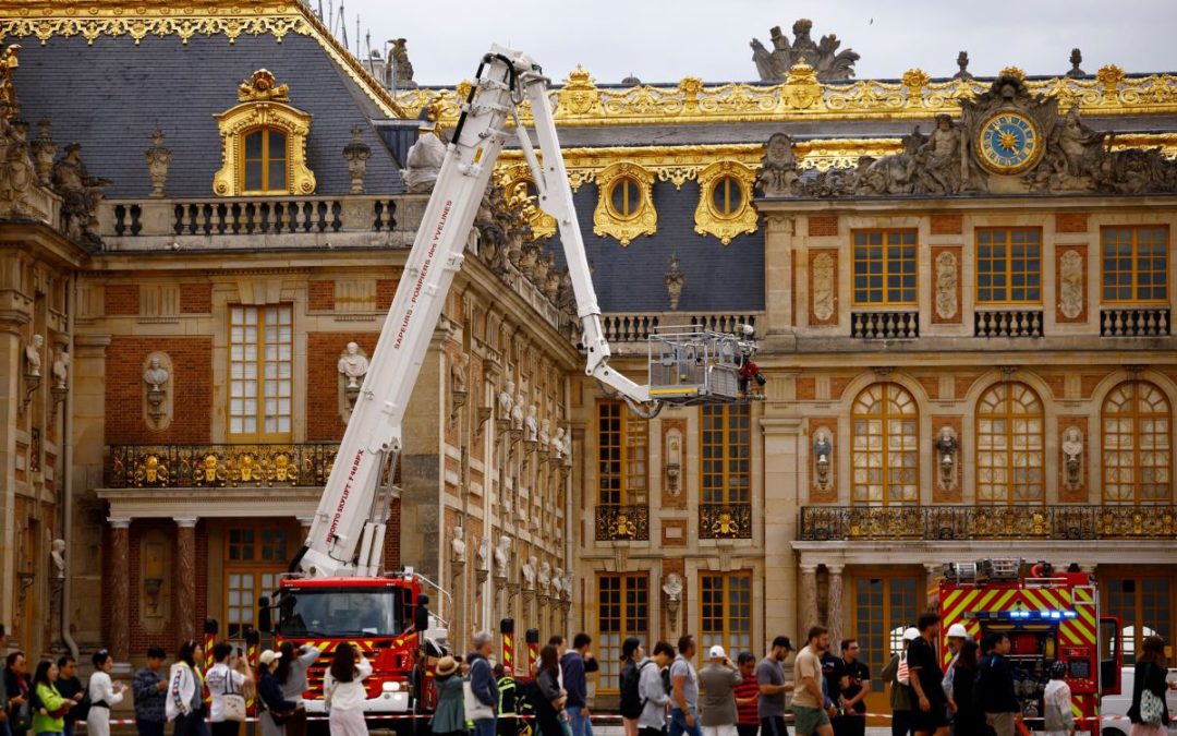 Le château de Versailles en flammes