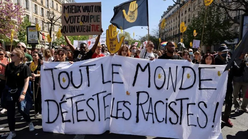 « À vos marques, prêts ? Manifestez ! » : la jeunesse parisienne contre l&rsquo;extrême droite