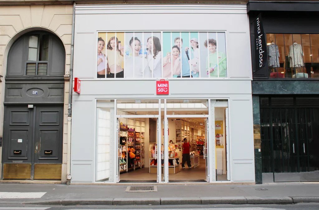 Miniso débarque sur les Champs-Élysées : Quand la grande avenue parisienne s&rsquo;offre une touche de discount chic