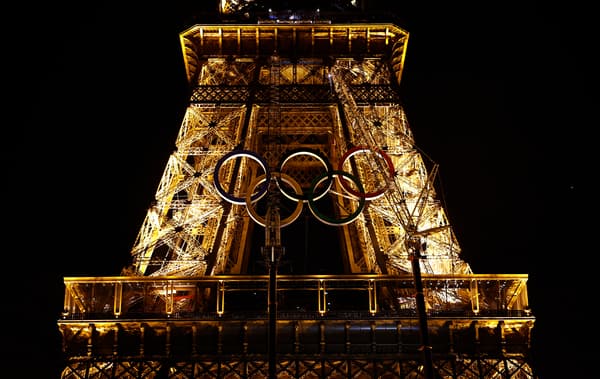 Les Anneaux Olympiques illuminent la Tour Eiffel à 50 jours des Jeux