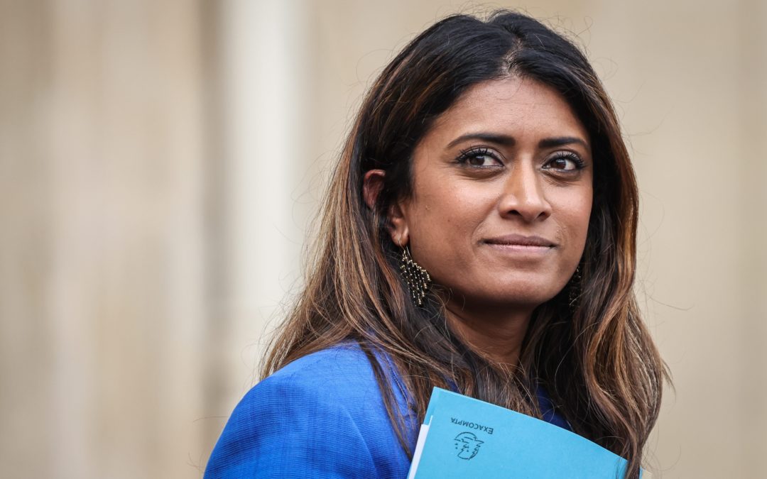 Législatives 2024 : Prisca Thévenot agressée en collant des affiches