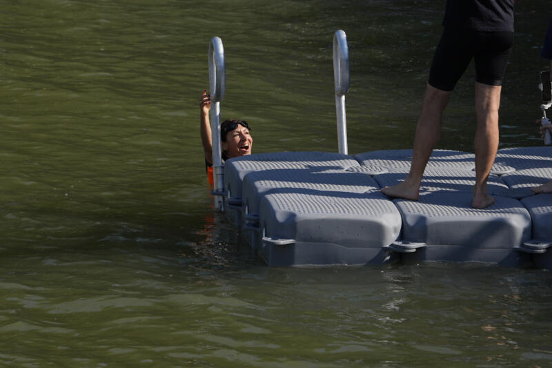 Anne Hidalgo se baigne enfin dans la Seine !