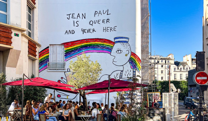 Jean Paul Gaultier peint le Marais aux couleurs de la Fierté : l&rsquo;art de célébrer la différence