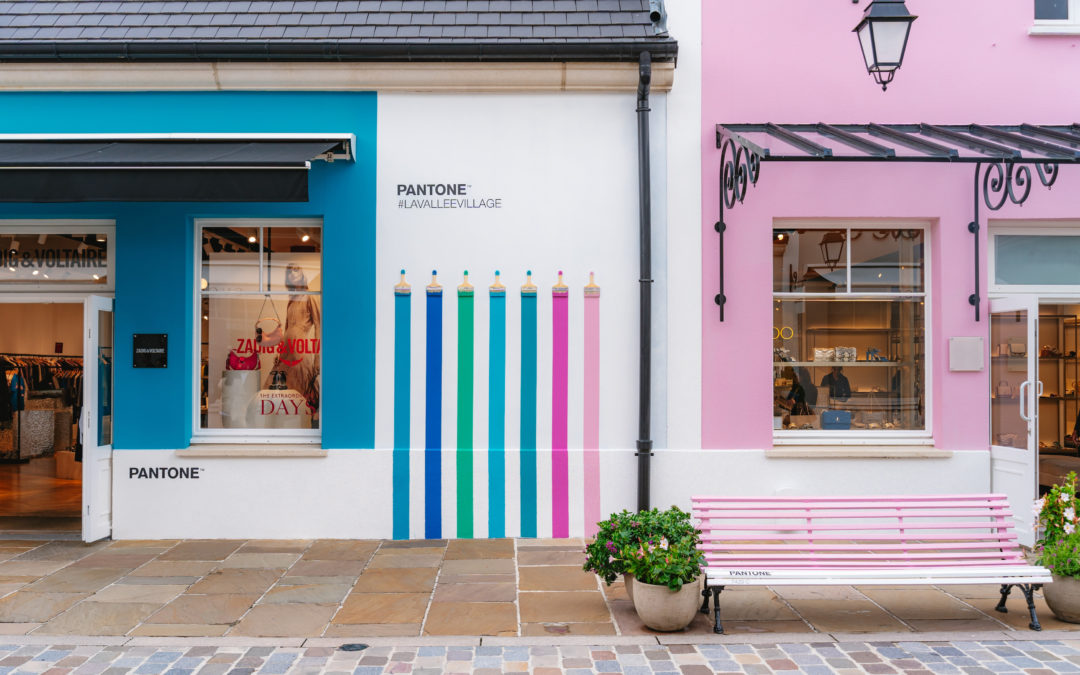 Festival des couleurs à La Vallée Village : quand le shopping se fait canvas