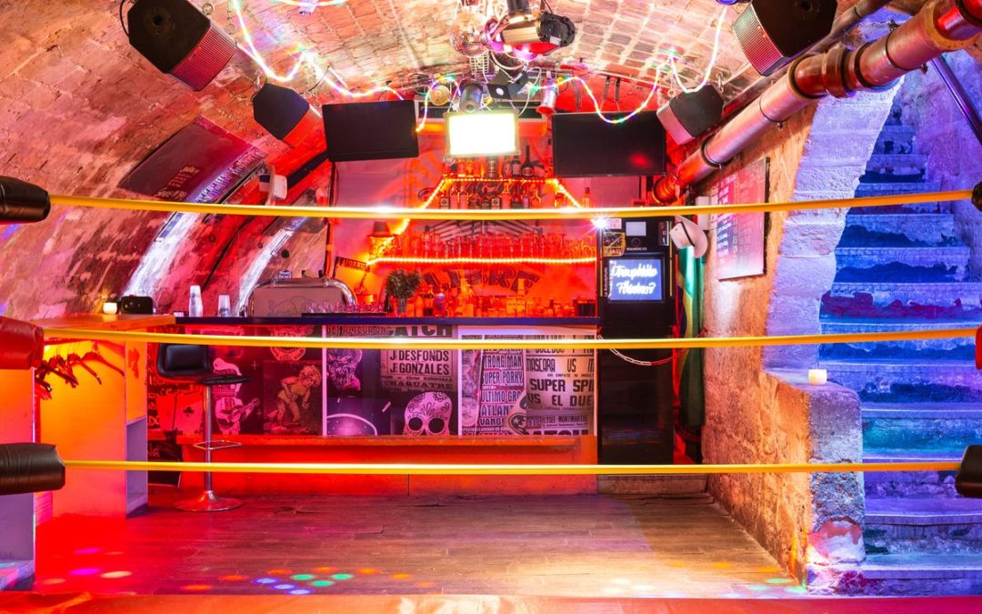 Ce bar insolite de Paris cache une salle de catch secrète