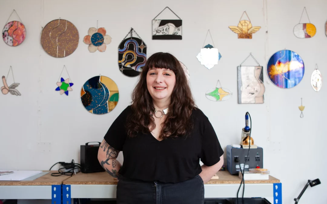 Maryon : La vitrailliste qui réinvente l&rsquo;érotisme avec des éclats de verre