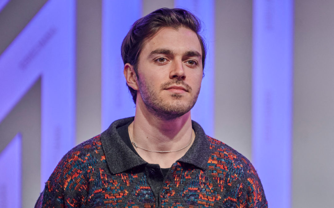 Rire, Réalité, et Réservations : Panayotis Pascot Conquiert Paris