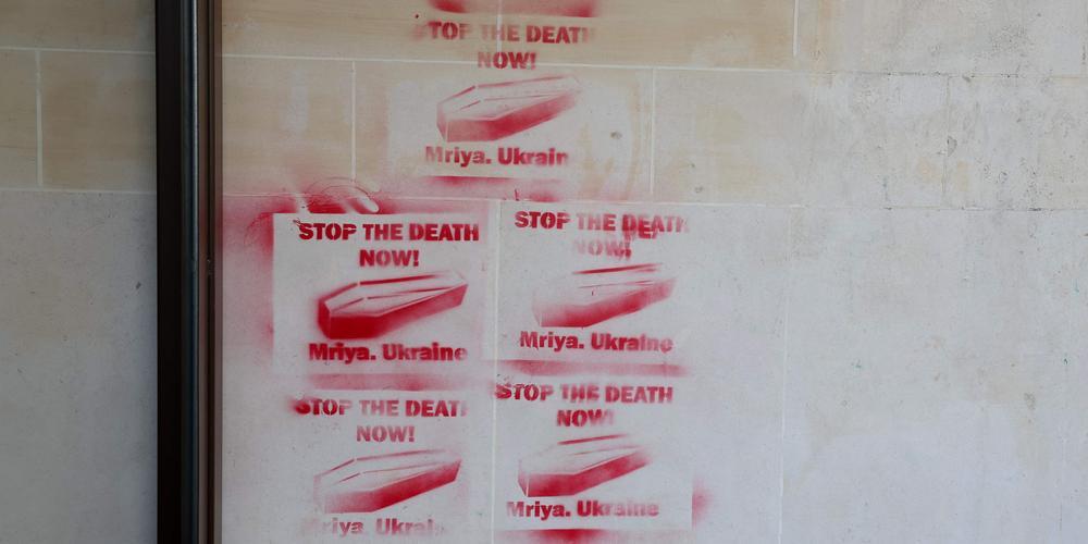 Art sur le fil : la controverse des tags de cercueils à Paris