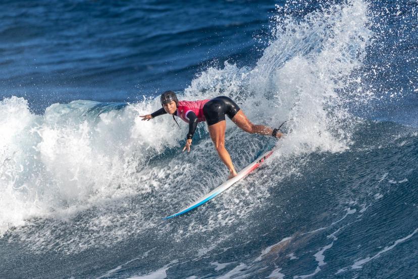 JO 2024 : Johanne Defay Élimine la Championne Olympique en Surf et Se Qualifie pour les Demi-Finales