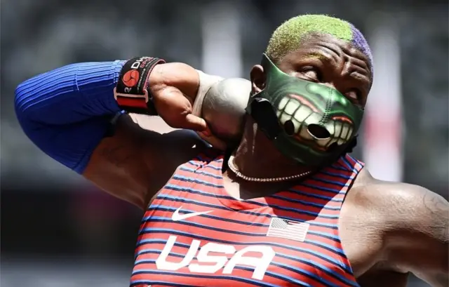 Pourquoi Raven Saunders a porté un masque lors du lancer de poids aux JO de Paris 2024