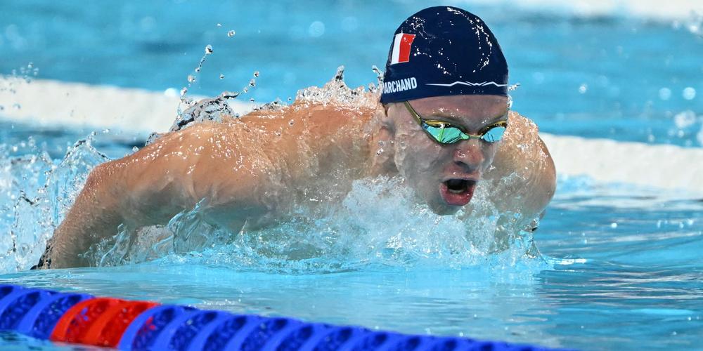 Léon Marchand : Le Roi des Bassins avec un Doublé Historique aux JO de Paris 2024