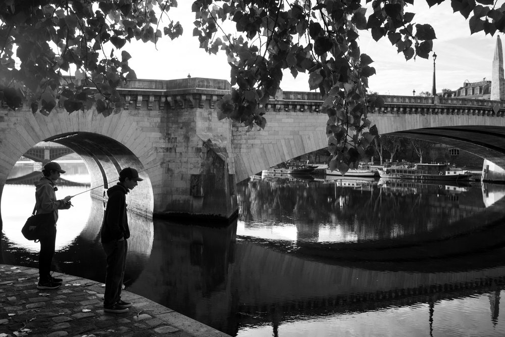 Paris, entre lumière et ombre : l’objectif sans concession de David Turnley