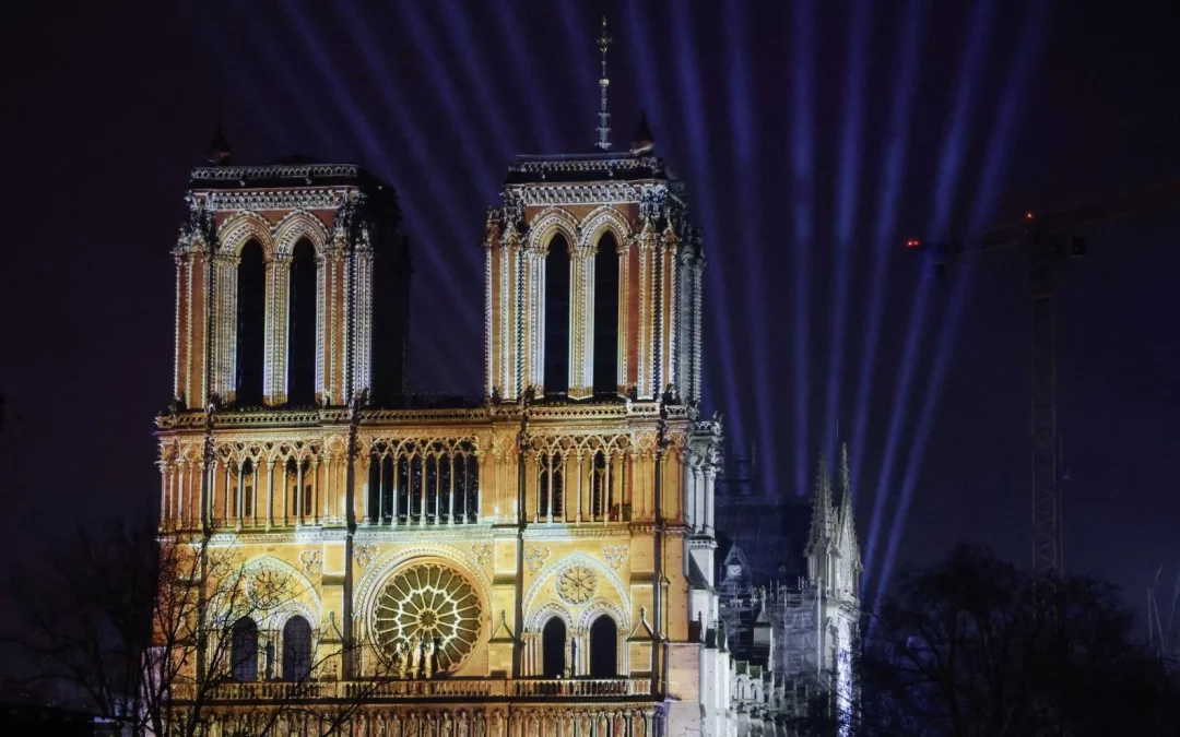 Notre-Dame rouvre ses portes : un bijou restauré ou une cathédrale confisquée ?