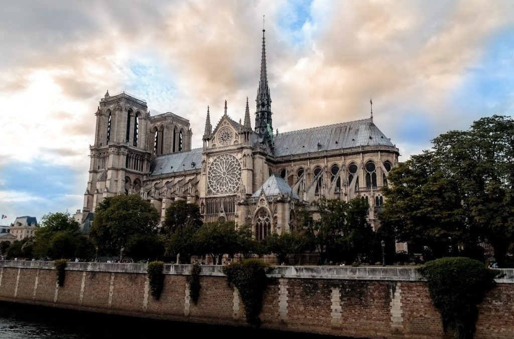 La résurrection de Notre-Dame : un symbole brûlant d’espoir ou de contradictions ?