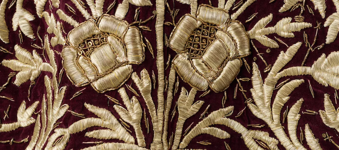 Au fil de l’or : l’art de s’habiller en lumière et en histoire