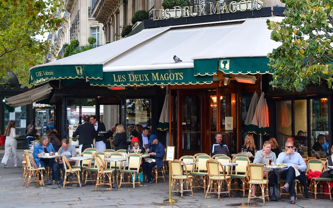 Les 5 cafés mythiques de Paris : temples de l’ennui chic ou vrais bastions culturels ?