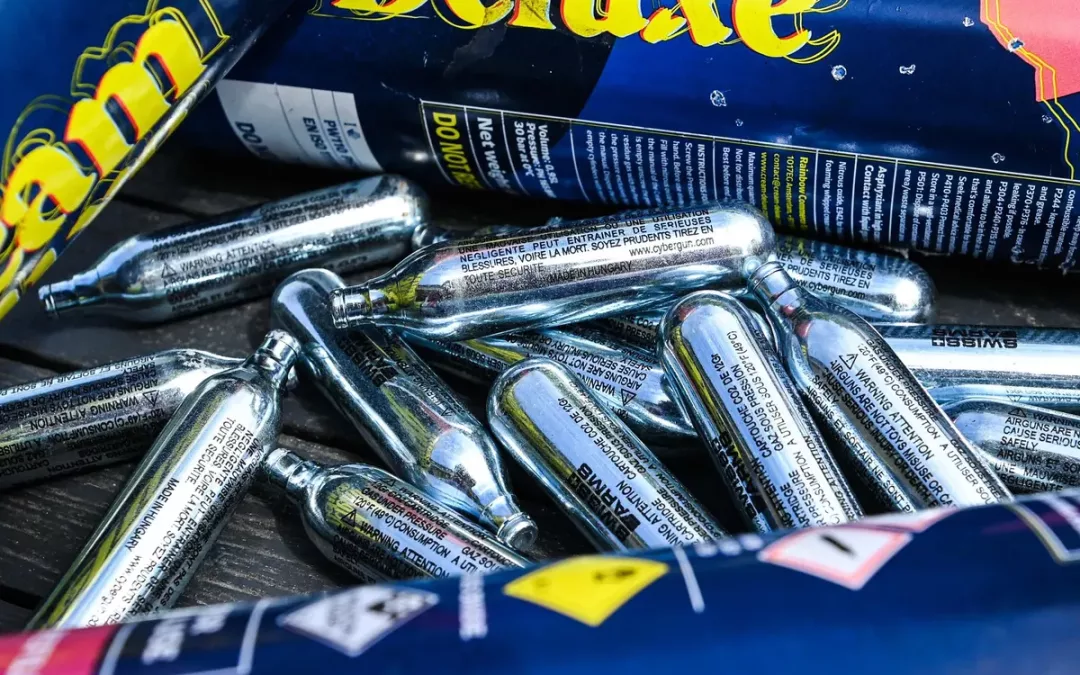 Paris dit stop au protoxyde d’azote : la guerre au gaz hilarant