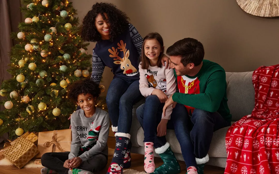 Quand le pull moche de Noël devient l’accessoire de mode ultime