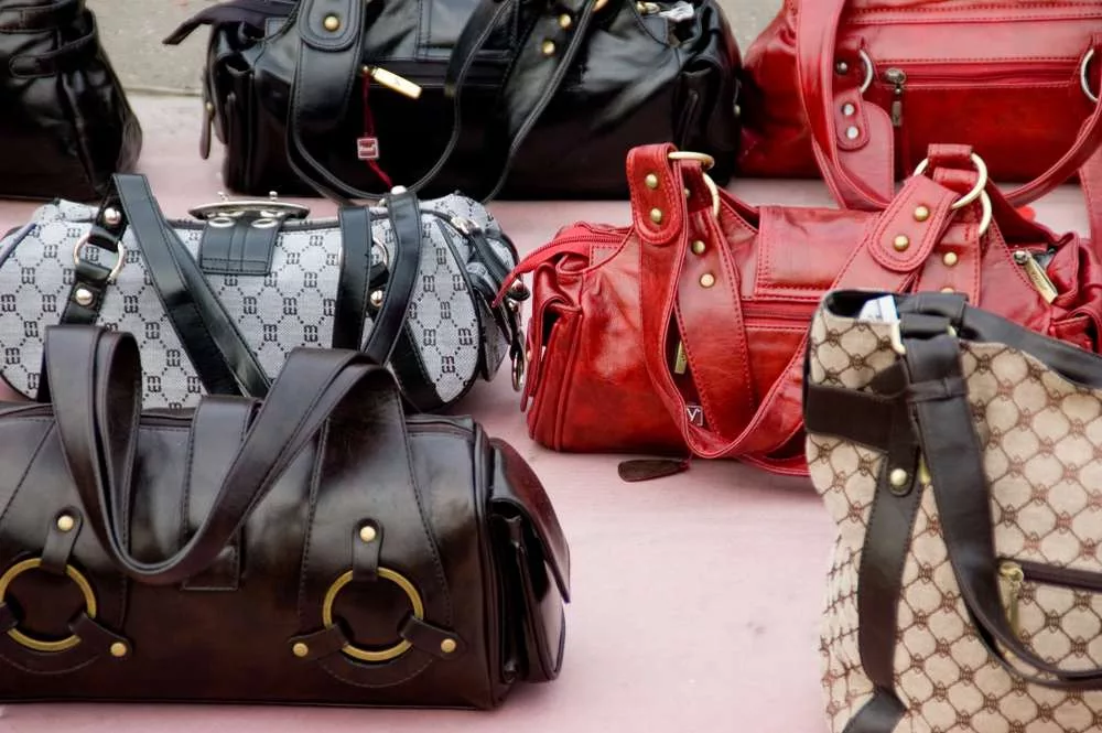 Sacs Vuitton et Gucci au kilo : bienvenue dans la jungle du faux luxe