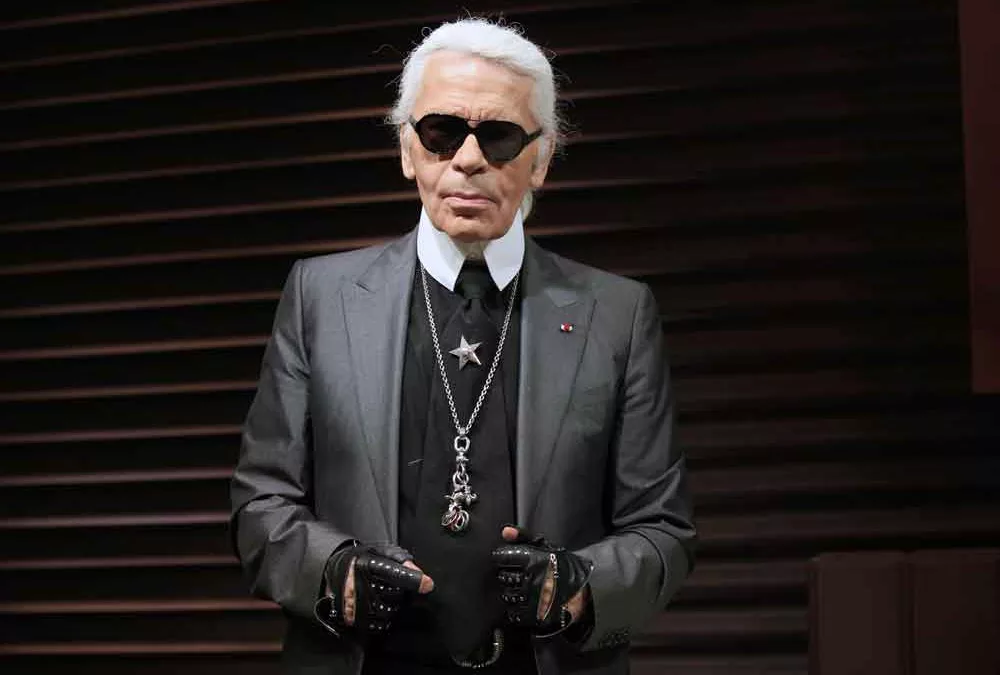 Les reliques de la mode : pourquoi les vieux cintres de Karl Lagerfeld fascinent autant que ses créations