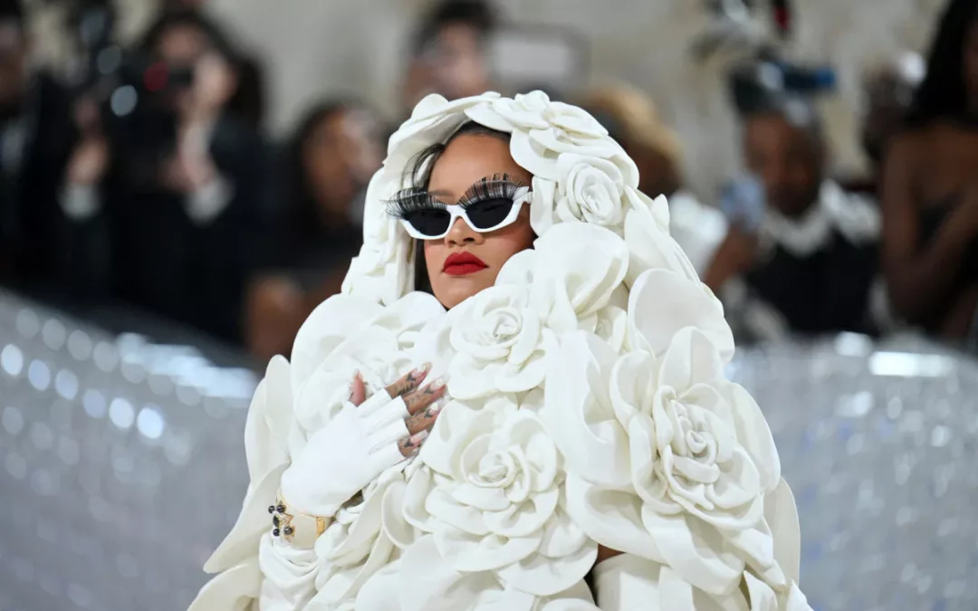 Quand la mode s’invite à table : le dîner couture au Louvre, un spectacle de démesure