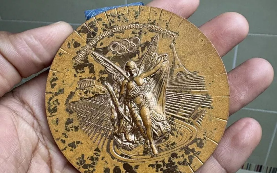 Paris 2024 : quand les médailles s’effritent comme des croissants industriels